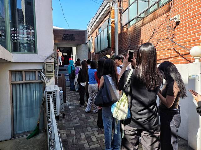 서울 상수동 카페 ‘코브하우스’ 앞에서 오픈 전 줄을 서고 있는 참가자들. (신단아 기자)