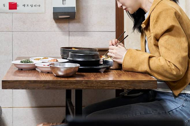 여성이 혼자 밥을 먹고 있다. 최근 혼밥 고객을 배려하는 식당이 꽤 생겼다. 혼밥·혼술로 상징될 수 있는 외로움과 사회적 고립이 정신적·신체적 건강 수명을 많이 갉아먹는다는 대규모 연구 결과가 나왔다. 사진=게티이미지뱅크