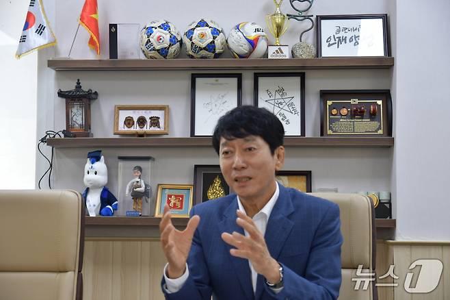 10일 최은호 호치민시한국국제학교 이사장이 질문에 답변하고 있다.뉴스1 ⓒ News1 조수빈 기자