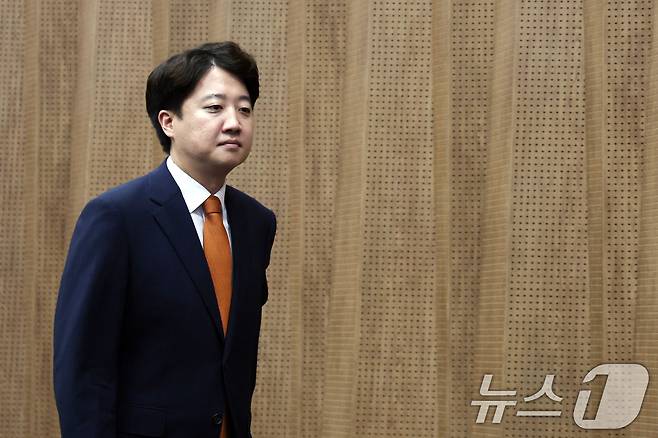 이준석 개혁신당 대표가 지난 8월 26일 오전 서울 여의도 국회 소통관에서 당대표 사퇴 기자회견을 위해 발걸음을 옮기고 있다. 2026.8.26 ⓒ 뉴스1 황기선 기자