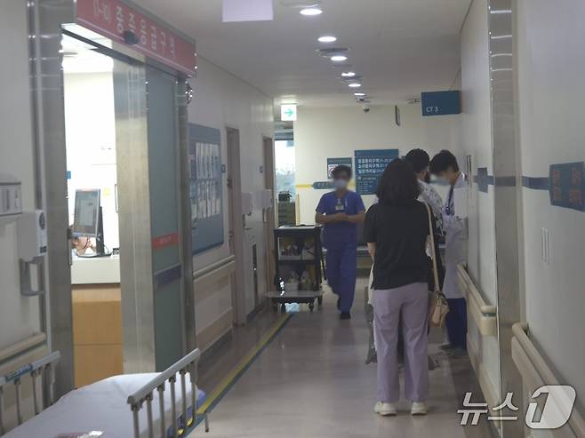 추석 당일인 지난 25일 오후 강원 강릉아산병원 권역응급의료센터에서 의료진과 보호자들이 응급실 복도에 서 있다. 2026.9.26/뉴스1