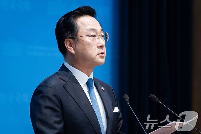 박성준 더불어민주당 수석대변인이 28일 서울 여의도 국회 소통관에서 청와대의 대법관 재제청 요청 관련 브리핑을 하고 있다. 2026.8.28 ⓒ 뉴스1 유승관 기자