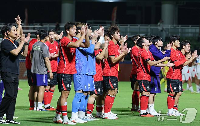 25일 오후 일본 나고야 미즈호 파크 럭비 필드에서 열린 2026 아이치·나고야 아시안게임 남자축구 8강 대한민국과 베트남의 경기, 대한민국 선수들이 4대0 승리 후 관중에게 인사하고 있다. 2026.9.25 ⓒ 뉴스1 김도우 기자