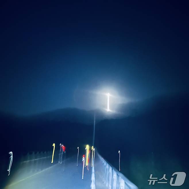 침령산성으로 접어드는 길에서 보이는 야광 표시물. 주자들은 표시물을 따라 주로를 진행한다. 2026.9.19 ⓒ 뉴스1 이상휼 기자