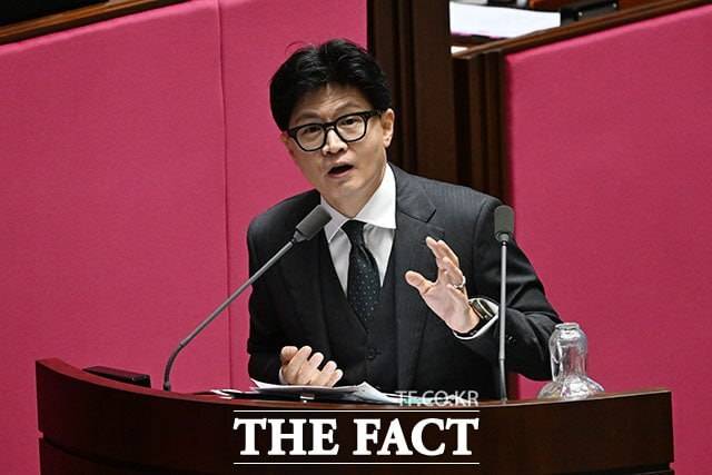 한 의원의 '개인전'을 바라보는 국민의힘 내부 시선은 복잡하다. 사진은 한 의원이 지난 10일 오후 서울 여의도 국회에서 열린 외교·통일·안보 분야 대정부 질문을 하는 모습./서예원 기자