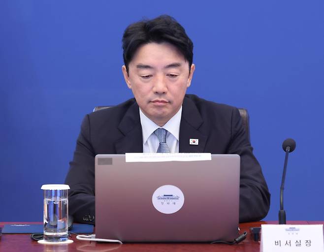 강훈식 비서실장이 21일 청와대에서 열린 수석보좌관회의에 참석해 있다. 이날 강 비서실장은 사의를 표명했다. 2기 개각 장관 2명이 낙마하는 등 인사 책임론이 분출하자 본인의 거취를 결단한 것으로 풀이된다. 2026.9.21 ⓒ 뉴스1
