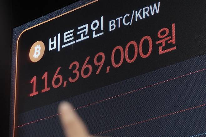 비트코인 가격이 1억1000만원선을 회복한 22일 오전 서울 서초구 빗썸라운지 전광판에 비트코인 가격이 표시돼 있다. 2026.09.22. 서울=뉴시스