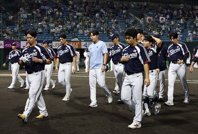 한국 야구대표팀이 25일 일본 아이치현 도요하시 시민구장에서 열린 2026 아이치·나고야 아시안게임 슈퍼라운드 일본과 경기에서 패한 뒤 아쉬운 표정을 보이고 있다. 도요하시/연합뉴스