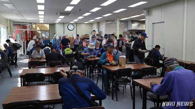 지난 22일 오전 서울 종로구 탑골공원 원각사 무료급식소에서 사람들이 점심 식사를 하고 있다. 유정민 기자