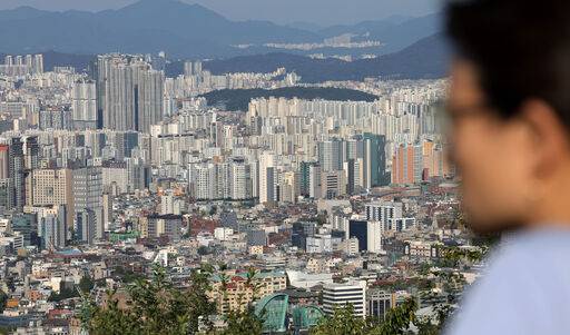 서울 아파트 전셋값이 역대 최고치를 기록한 가운데 20일 서울 용산구 남산에서 아파트 단지가 보이고 있다. 한국부동산원에 따르면 올해 서울 아파트 전세 가격 누적 상승률은 9월 둘째 주 기준 7.79%로 지난해 같은 기간 상승률의 약 4.7배에 달했다. 연간 상승률 기준으로도 이미 지난해 상승률 3.77%의 2배를 넘어섰으며, 전세 물량 부족 등의 영향으로 전세난이 심했던 2015년 10.79% 이후 가장 높은 수준을 보이고 있다. 뉴시스