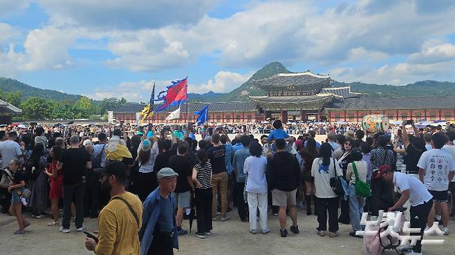 추석 연휴 3일차인 26일 오후 2시 경복궁 수문장 교대식을 구경하는 외국인 관광객들. 김창훈 기자