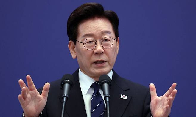 이재명 대통령이 지난 18일 청와대 영빈관에서 열린 기자회견에서 취재진 질문에 답하고 있다. 연합뉴스