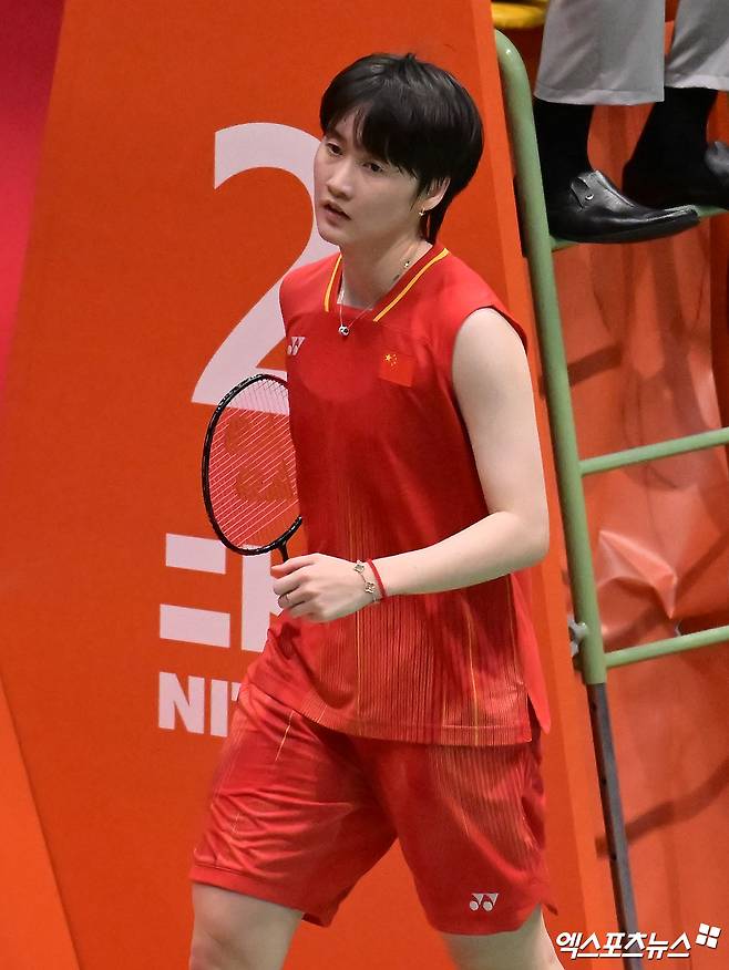 안세영의 라이벌로 잘 알려진 천위페이(세계 4위)가 2026 아이치∙나고야 하계아시안게임 여자 단식 32강전에서 100위 선수에 완승을 거뒀다. 천위페이26일 일본 아이치현 이치노미야시에 있는 이치노미야 시립체육관에서 열린 량카윙(세계 100위)과의 대회 배드민턴 여자 단식 32강전에서 게임 스코어 2-0(21-11 21-16)으로 승리했다. 엑스포츠뉴스DB