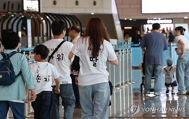추석 연휴, 떠나는 '듬직한 가족' (서울=연합뉴스) 이진욱 기자 = 추석 연휴를 앞둔 23일 서울 김포국제공항 국내선 청사에서 한 가족이 이동하고 있다. 2026.9.23 cityboy@yna.co.kr