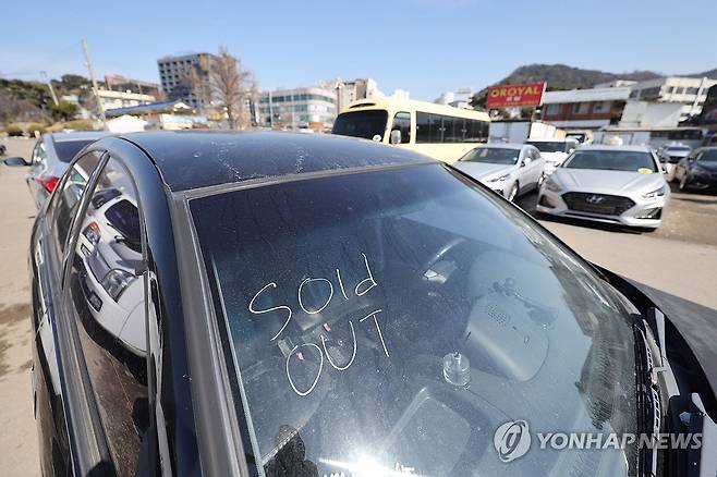 '팔렸지만 아직 야적장에' (인천=연합뉴스) 류영석 기자 = 중동 사태 영향으로 중고차 전체 수출 중 약 3분의 1을 차지하는 중동 지역 중고차 수출에도 큰 차질이 빚어지는 가운데 8일 인천시 연수구 옥련동 옛 송도유원지의 중고차 수출단지에 주차된 차량에 '솔드 아웃' 표시가 되어 있다. 2026.3.8 ondol@yna.co.kr
