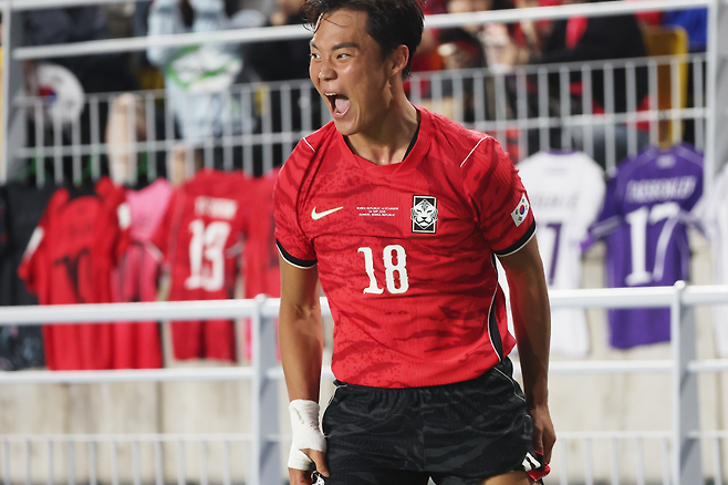 24일 경기도 수원월드컵경기장에서 열린 축구 국가대표팀 평가전 대한민국과 에콰도르의 경기. 한국 첫 번째 골을 넣은 오현규가 기뻐하고 있다. 연합뉴스