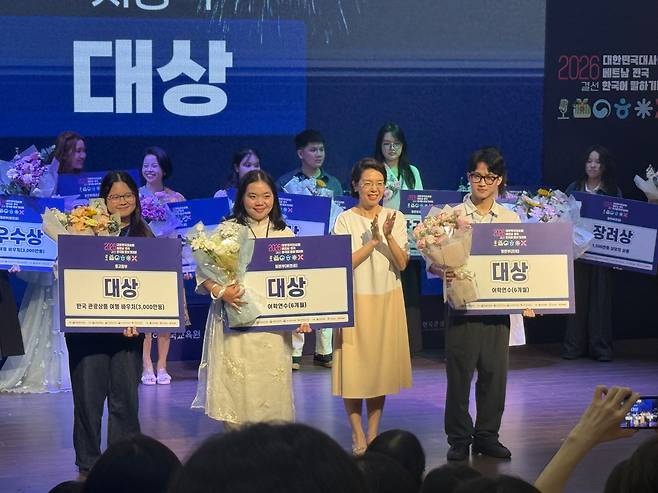 대회 대상자들이 이미연 주베트남대사와 기념 사진을 촬영하는 모습. /안준현 특파원