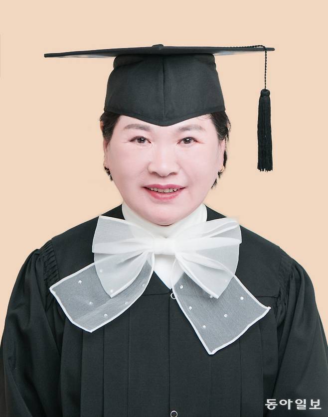 김려원 씨는 환갑이 넘어서도 계속 공부한다. 2년 전에는 사회복지사 자격증을 취득했다.