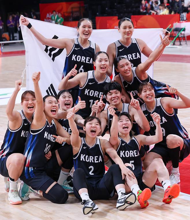 대한민국 여자농구 대표팀 선수들이 26일 일본 나고야 아이치 인터내셔널 아레나에서 열린 2026 아이치·나고야 아시안게임 여자농구 결승전 일본과의 경기에서 승리, 금메달을 확정지은 뒤 기념 촬영을 하고 있다. 뉴스1