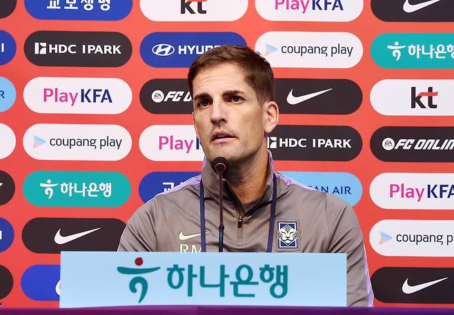 우루과이와 경기를 펼칠 대한민국 축구대표팀 로베르트 모레노 감독이 27일 서울월드컵경기장에서 기자회견을 하고 있다. 뉴시스