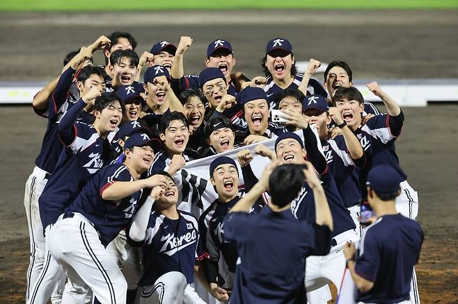 27일 일본 아이치현 도요하시 시민구장에서 열린 2026 아이치·나고야 아시안게임 야구 결승전 대한민국과 일본의 경기에서 3대1 승리한 대한민국 선수들이 금메달을 차지한 뒤 기념촬영을 하고 있다. 뉴스1