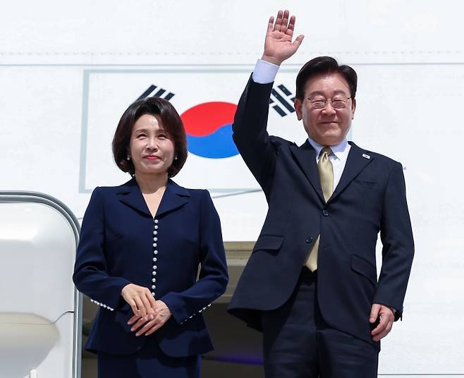 귀국길 오르는 이재명 대통령 - 귀국길 오르는 이재명 대통령 (멕시코시티=연합뉴스) 한상균 기자 = 멕시코 국빈방문을 마친 이재명 대통령과 김혜경 여사가 26일(현지시간) 멕시코시티 펠리페 앙헬레스 국제공항 공군 1호기에서 환송객에게 인사하고 있다. 2026.9.27 xyz@yna.co.kr (끝)