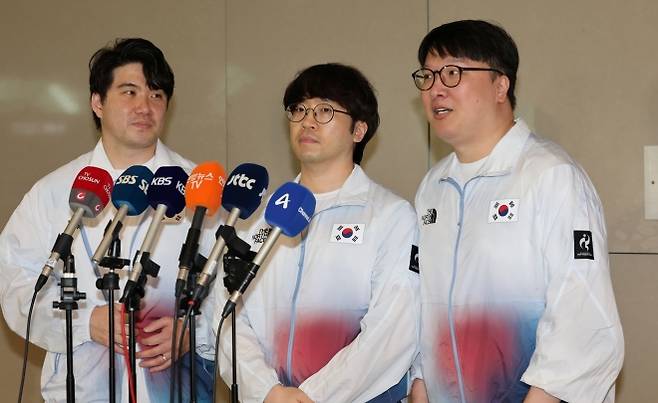 취재진 질문에 답하는 e스포츠 대표팀 - 2026 아이치·나고야 아시안게임에 참가했던 e스포츠 대표팀 이광노(오른쪽부터), 배재민, 연제길 선수가 27일 인천국제공항 제2여객터미널로 귀국, 취재진 질문에 답하고 있다. 2026.9.27 연합뉴스