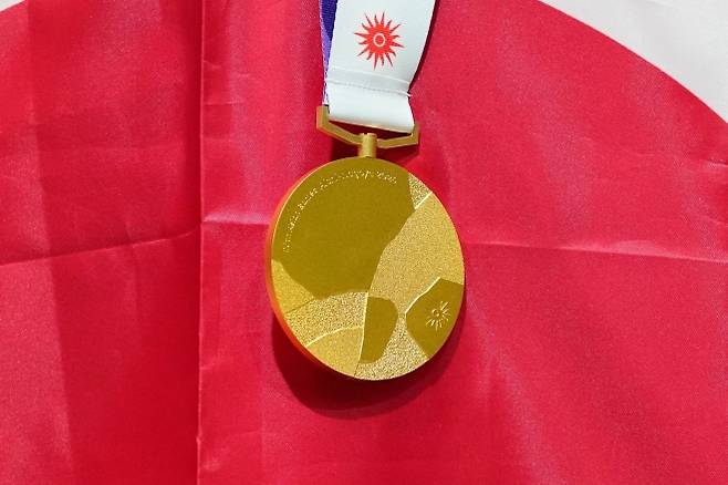 2026 아이치·나고야 아시안게임 뿌요뿌요 종목에서 우승한 일본 국가대표 유키 구리하라가 딴 금메달. 기사 내용에 등장하는 교체된 메달과 직접 관련 없는 참고 이미지. AP 연합뉴스