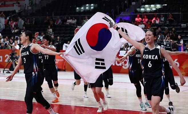 ▲ 박수호 감독이 이끄는 한국 여자농구 대표팀이 2014년 인천 아시안게임 이후 12년 만이자, 통산 5번째 금메달을 목에 걸었다. ⓒ연합뉴스