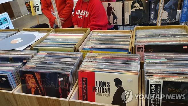 제11회 서울레코드페어 (서울=연합뉴스) 이태수 기자 = 5일 문화역서울 284에서 열린 제11회 서울레코드페어에서 LP 제품들이 빼곡하게 채워져 있다. 2022.11.5 tsl@yna.co.kr
