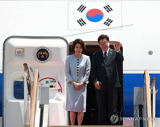 이재명 대통령, 미국ㆍ남미 순방 출국 (성남=연합뉴스) 한상균 기자 = 미국과 남미 순방을 위해 출국하는 이재명 대통령과 김혜경 여사가 24일 성남 서울공항 공군 1호기에서 환송객에게 인사하고 있다. 2026.7.24 xyz@yna.co.kr