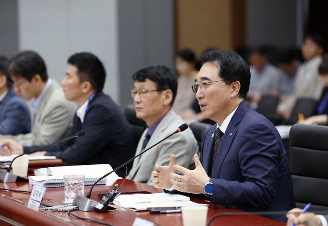 박수현 충남지사(오른쪽)가 28일 도청 대회의실에서 AI 과제 발굴 보고회를 진행하고 있다.(사진=충남도 제공)