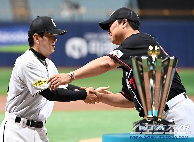 2026 퓨쳐스리그 챔피언 결정전 울산 웨일즈와 상무의 경기가 28일 고척스카이돔에서 열렸다. 상무 박치왕 감독과 울산 웨일즈 장원진 감독이 악수를 나누고 있다. 고척=허상욱 기자wook@sportschosun.com/2026.09.28/