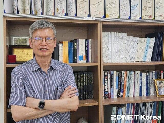 오행록 세종대 컴퓨터공학과 교수가 지난 23일 서울 광진구 세종대학교에서 지디넷코리아와 인터뷰를 마친 뒤 포즈를 취하고 있다. (사진=지디넷코리아)