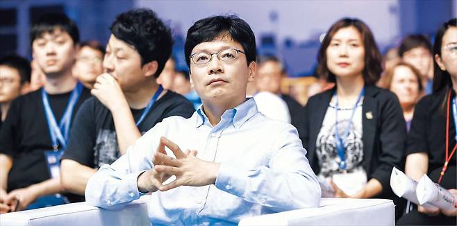 WCG 20192019년 중국 시안에서 열린 e스포츠 페스티벌 ‘WCG 2019 Xi’an’ 폐회식에 참석한 권혁빈(가운데) 스마일게이트 창업자. 서울가정법원은 9일 권 창업자의 아내 이모씨가 낸 이혼 청구를 인용하고, 권 창업자가 이씨에게 2조5500억원 상당의 주식과 현금을 지급하라고 판결했다.