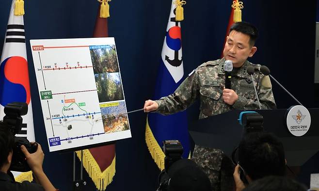 양진혁 합동참모본부 작전부장이 28일 서울 용산구 국방부에서 열린 '비무장지대 지뢰 추정 폭발 사고' 관련 브리핑에서 관련 자료를 설명하고 있다. 연합뉴스