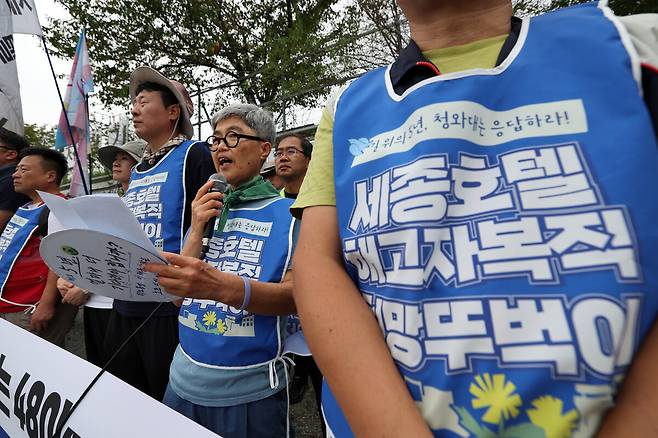 ‘세종호텔 복직으로 가는 희망뚜벅이’를 제안한 김진숙 민주노총 부산지역본부 지도위원이 28일 오후 경남 양산시 호포역에서 행진을 시작하기에 앞서 열린 기자회견에서 발언하고 있다. 김영원 기자