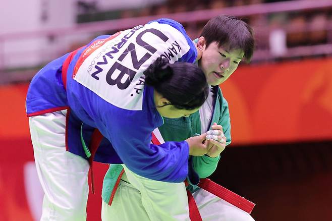 여자 쿠라시 대표 모수민(오른쪽)이 28일 일본 나고야 아이치현 무도관에서 열린 2026 아이치·나고야 아시안게임 쿠라시 여자 78kg급 결승에서 우즈베키스탄 포키자혼 카몰디노바를 상대로 공격하고 있다. 나고야=연합뉴스
