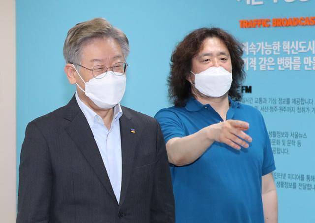 2021년 7월 15일 이재명(왼쪽) 당시 경기지사와 방송인 김어준씨가 서울 마포구 TBS 라디오국에서 진행된 '김어준의 뉴스공장' 방송을 마친 뒤 이동하고 있다. 뉴스1