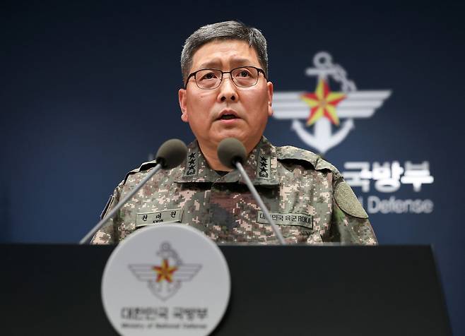 권대원 합동참모본부 차장이 28일 서울 용산구 국방부 브리핑실에서 DMZ 지뢰 추정 폭발 상황 관련 브리핑을 하고 있다. 뉴스1