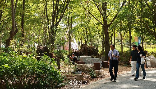서울국제정원박람회 개막을 앞둔 28일 서울 양재동 매헌시민의숲을 찾은 시민들이 조성된 정원길을 걷고 있다. 2026.9.28. 정지윤 선임기자
