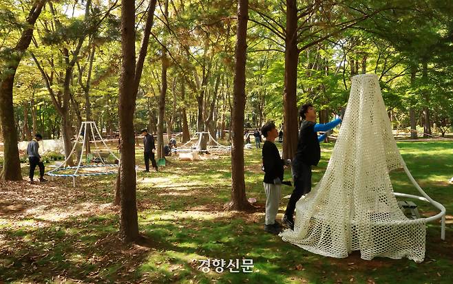 28일 서울 양재동 매헌시민의숲에서 서울국제정원박람회를 앞두고 관계자들이 정원 조성 공사를 하고 있다. 2026.9.28. 정지윤 선임기자