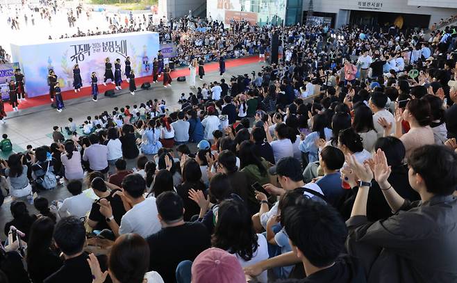 19일 서울 용산구 국립중앙박물관에서 열린 '국중박 분장 놀이'결선 진출자 런웨이 행사에 관람객이 몰려 사전 공연을 지켜보고 있다. 연합뉴스