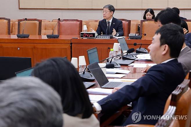법사위 긴급현안질의에서 답하는 노경필 법원행정처장 (서울=연합뉴스) 신현우 기자 = 노경필 법원행정처장이 28일 국회 법제사법위원회 전체회의에서 열린 긴급현안질의에서 법사위원 질의에 답하고 있다. 2026.9.28 nowwego@yna.co.kr