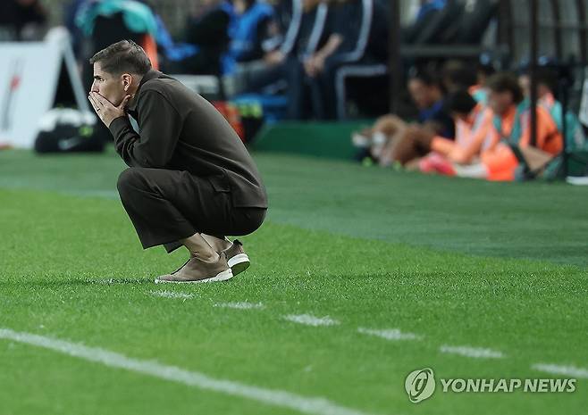 어두운 표정의 모레노 (서울=연합뉴스) 신준희 기자 = 28일 서울월드컵경기장에서 열린 축구 대한민국과 우루과이의 평가전.
한국 모레노 감독이 4대1로 경기 종료 직전 어두운 표정을 짓고 있다. 2026.9.28 hama@yna.co.kr