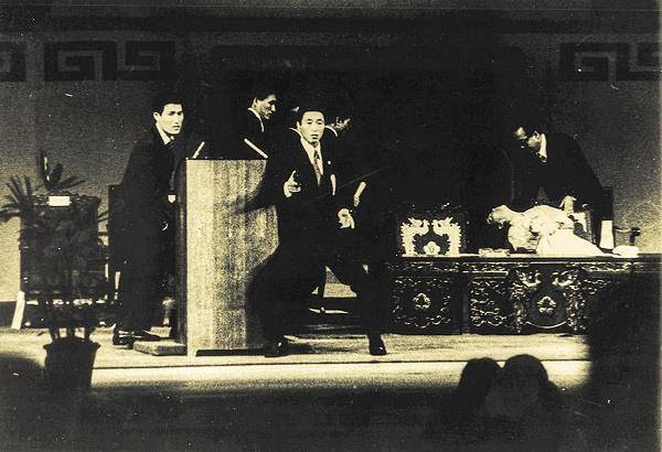 1974년 8월 15일 육영수 여사(오른쪽 한복 입은 여성)가 문세광의 총에 맞고 쓰러져 있다. 2026.09.29. 연합뉴스 자료사진