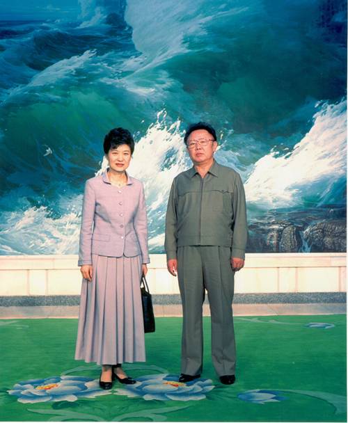 박근혜 씨가 지난 2002년 5월 북한을 방문해 김정일위원장과 기념촬영을 하고 있다. 2026.09.29. 연합뉴스 자료사진