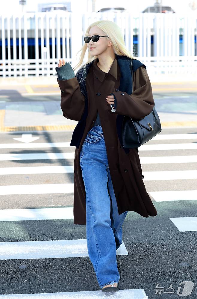 블랙핑크 로제가 해외 일정을 위해 28일 인천국제공항을 통해 프랑스 파리로 출국하고 있다. ⓒ 뉴스1 권현진 기자