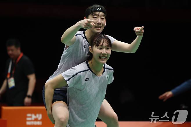 대한민국 이소희, 백하나가 29일 일본 이치노미야 시립체육관에서 열린 2026 아이치·나고야 아시안게임 배드민턴 여자 복식 결승전에서 중국 탄닝, 류성수를 상대로 승리하고 세리머니를 하고 있다. 2026.9.29 ⓒ 뉴스1 김도우 기자