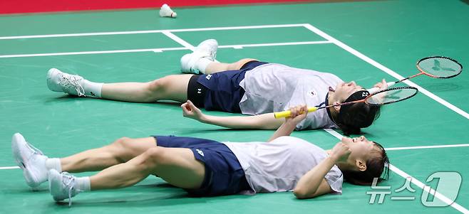 대한민국 이소희, 백하나가 29일 일본 이치노미야 시립체육관에서 열린 2026 아이치·나고야 아시안게임 배드민턴 여자 복식 결승전에서 중국 탄닝, 류성수를 꺾고 금메달을 확정짓자 코트 바닥에 누워 기뻐하고 있다. ⓒ 뉴스1 안은나 기자